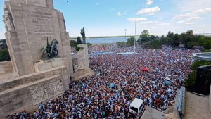 Lee más sobre el artículo Festejos masivos en Rosario tras la consagración mundial