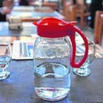 Bares desacatados: Le negaron un vaso de agua al autor de la Ley de Jarra