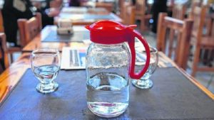 Lee más sobre el artículo Bares desacatados: Le negaron un vaso de agua al autor de la Ley de Jarra
