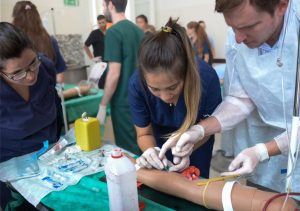 Lee más sobre el artículo La UNR entrega equipamiento técnico a estudiantes de Enfermería