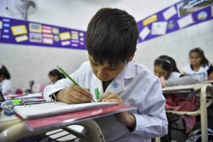 Lee más sobre el artículo Milei recargado: la matriz ideológica tras la propuesta de “vales” a las familias para financiar la educación