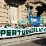 Estatales reclaman un aumento del 100% para las categorías más bajas