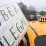 Uber ofrece viajes en moto en Santa Fe y le apunta a Rosario