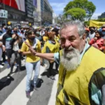 Raúl Castells pone la carnada y pesca en el río revuelto de la agitación social