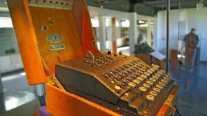 Lee más sobre el artículo Los matemáticos polacos que ayudaron a desencriptar el Código Enigma de los nazis