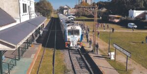 Lee más sobre el artículo Más sombras que luces a un año de la vuelta del tren que une a Rosario con Cañada