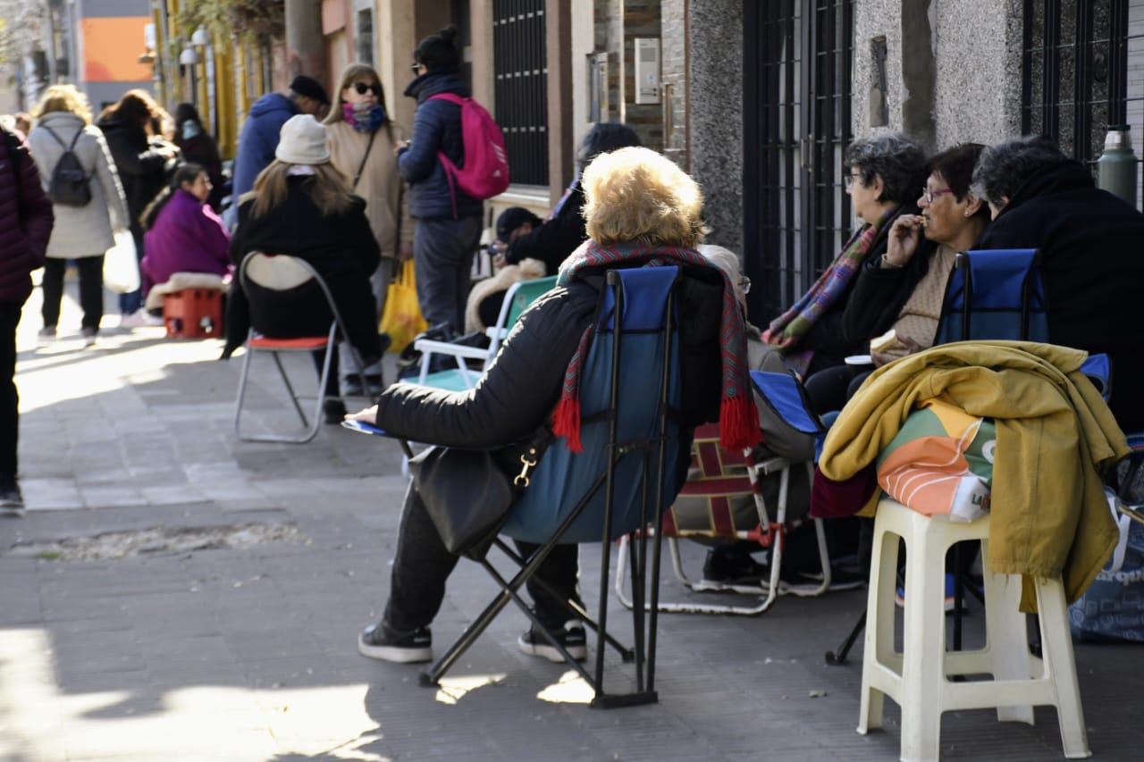 Lee más sobre el artículo Masivo fenómeno popular para ver a Leda, la “sanadora”