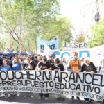 Docentes y estudiantes de la UNR marcharon contra los vouchers de Milei en la educación