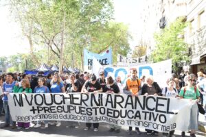 Lee más sobre el artículo Docentes y estudiantes de la UNR marcharon contra los vouchers de Milei en la educación