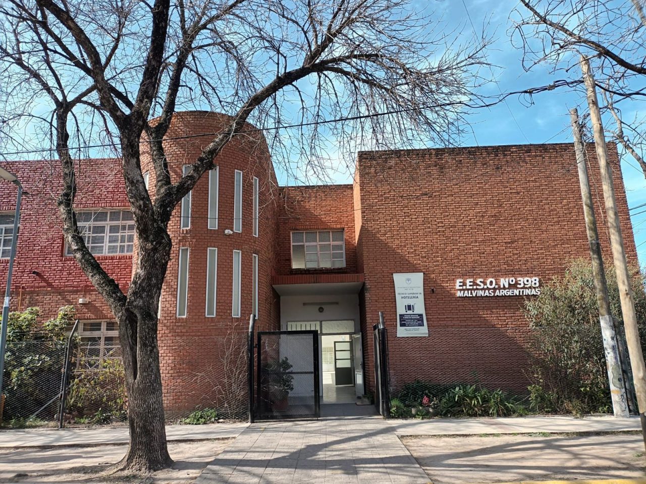 Lee más sobre el artículo Padres de Funes reclaman la construcción de una nueva escuela secundaria pública