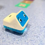 Desarrollan un robot diseñado para que las infancias aprendan a programar
