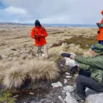 Investigadores volvieron a Malvinas a analizar los campos de batalla junto a veteranos