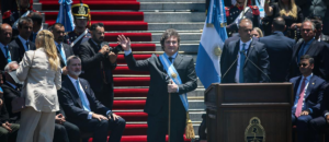 Lee más sobre el artículo Asumió Javier Milei como presidente argentino y prometió ajuste y recesión