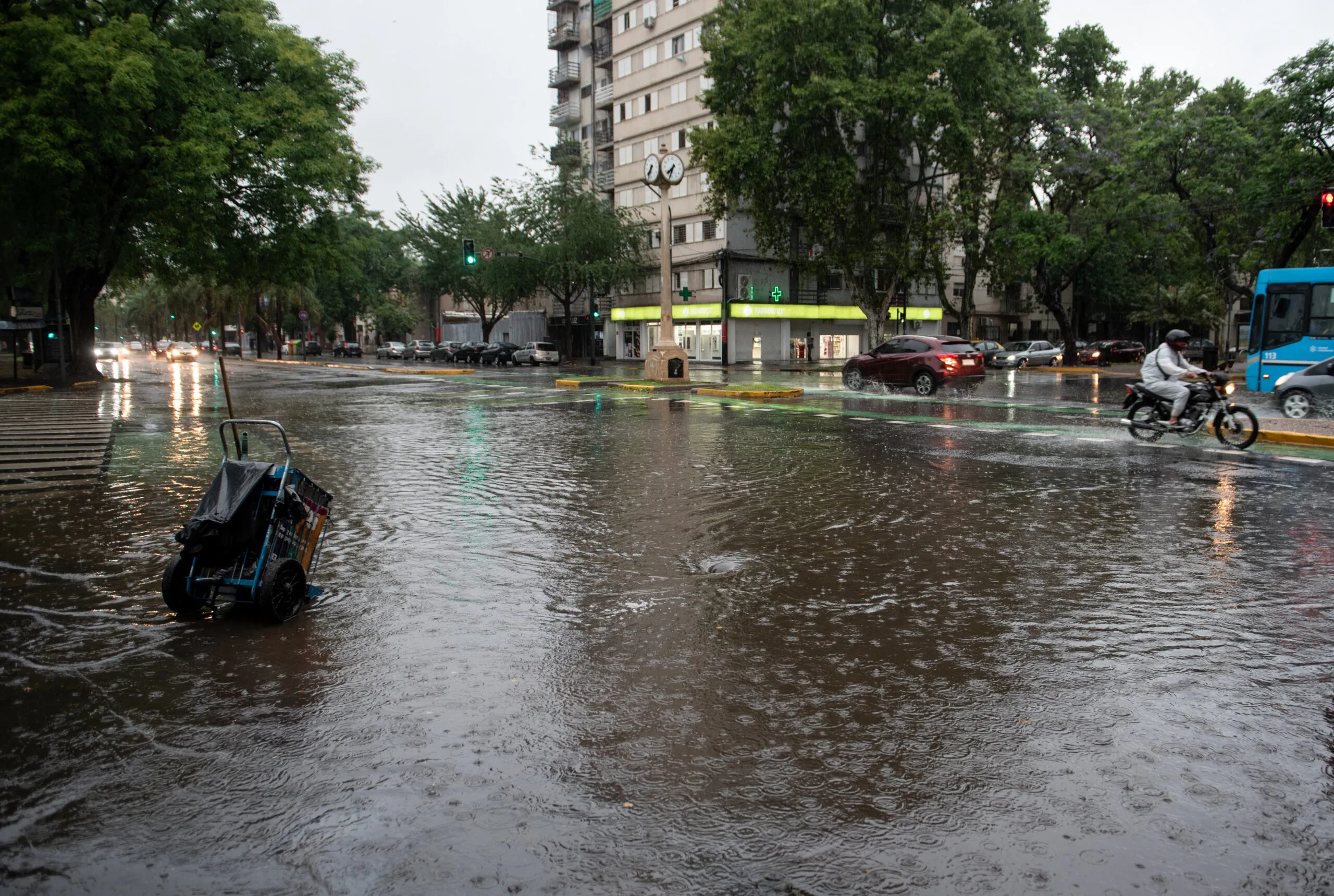 Lee más sobre el artículo El temporal dejó calles anegadas y se espera la continuidad del fenómeno por 48hs más