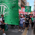 Rosario se unió al repudio nacional: manifestación contra el DNU de Javier Milei