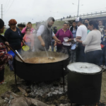 Más de cien ollas populares en Rosario se levantan contra el ajuste de Javier Milei