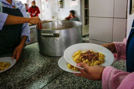 Lee más sobre el artículo Emergencia alimentaria: Comedores populares de Argentina en crisis