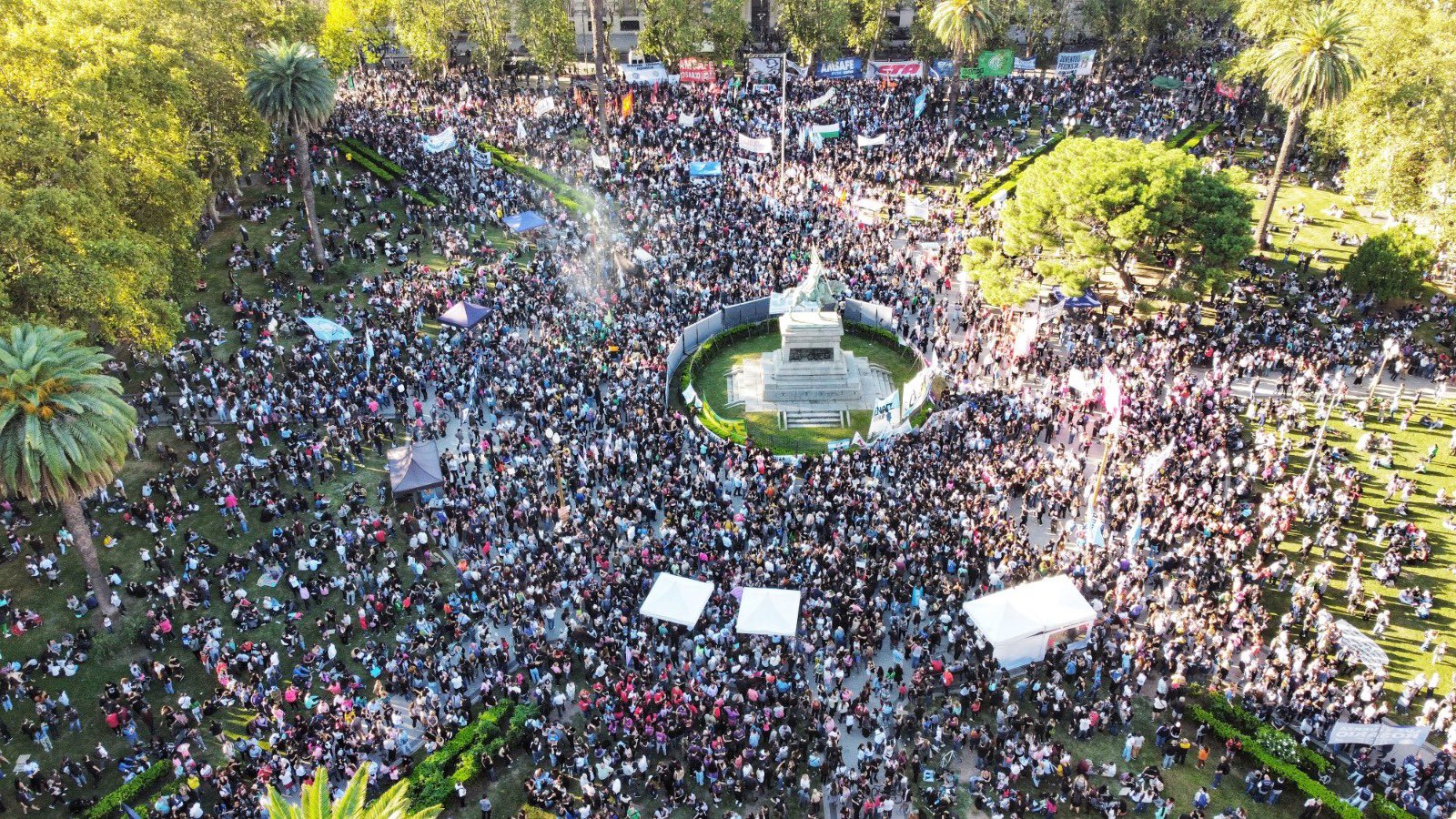 Lee más sobre el artículo Histórica marcha en Rosario en defensa de la educación pública