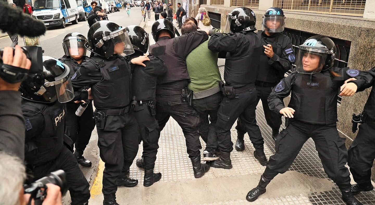 Lee más sobre el artículo Protestas contra la ley Bases: el clima de tensión lo inició la policía