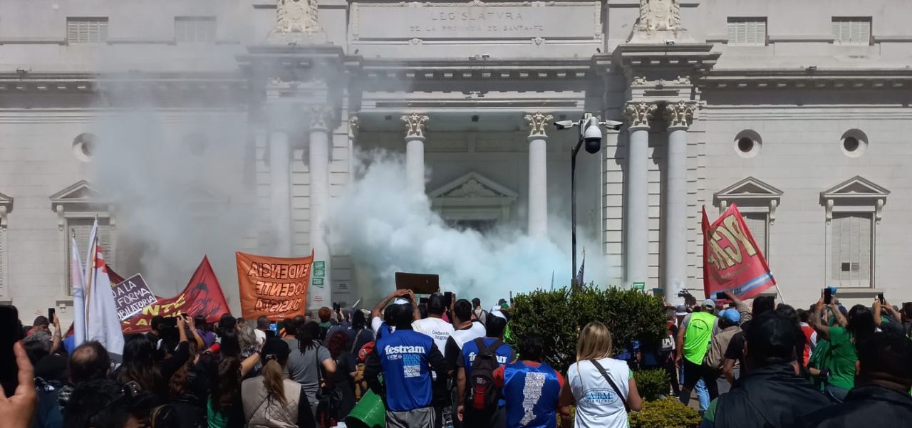 Lee más sobre el artículo La Cámara de Diputados de Santa Fe aprobó la Reforma Previsional en medio de un caos en la Legislatura