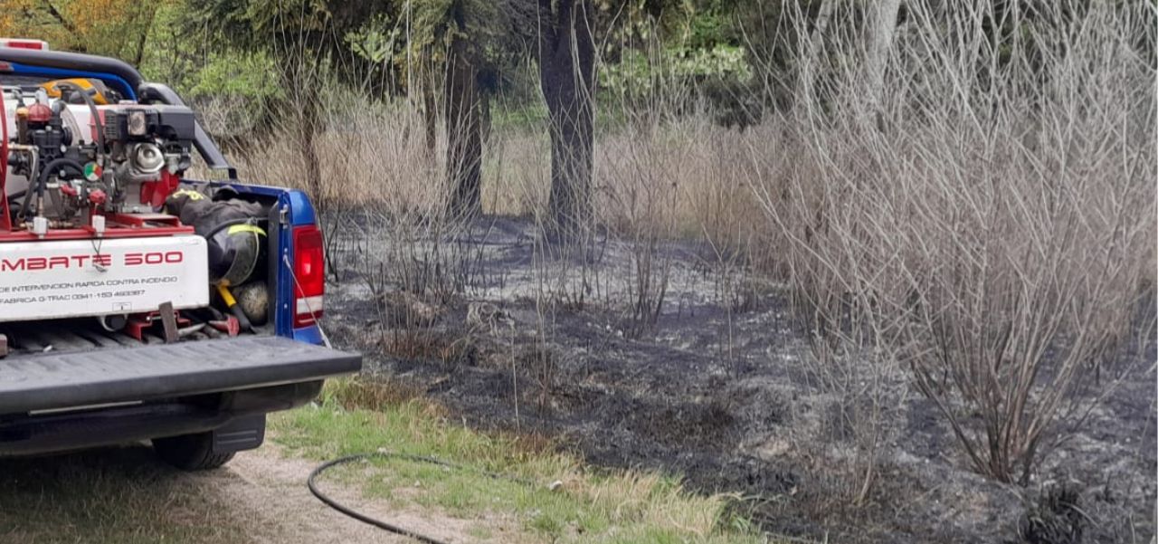 Lee más sobre el artículo Madrugada con fuego en Rosario: Bomberos trabajaron por horas para apagar el incendio forestal