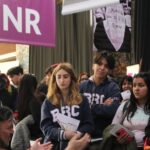 Estudiantes colman el Galpón de Juventudes y preguntan por becas, orientación vocacional y carreras de innovación
