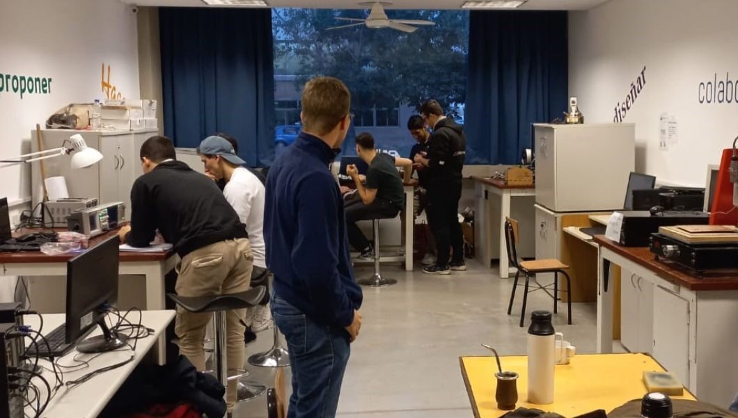 Lee más sobre el artículo Pasó en la Expo Carreras UNR: Ingeniería presentó el Espacio Maker y el LAC