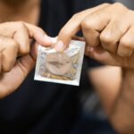 Política económica y sexo: Cómo se hizo la publicidad de preservativos que es furor en redes sociales
