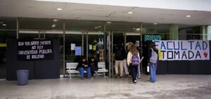 Lee más sobre el artículo Estudiantes de la UNR votaron tomar las facultades en apoyo al financiamiento universitario