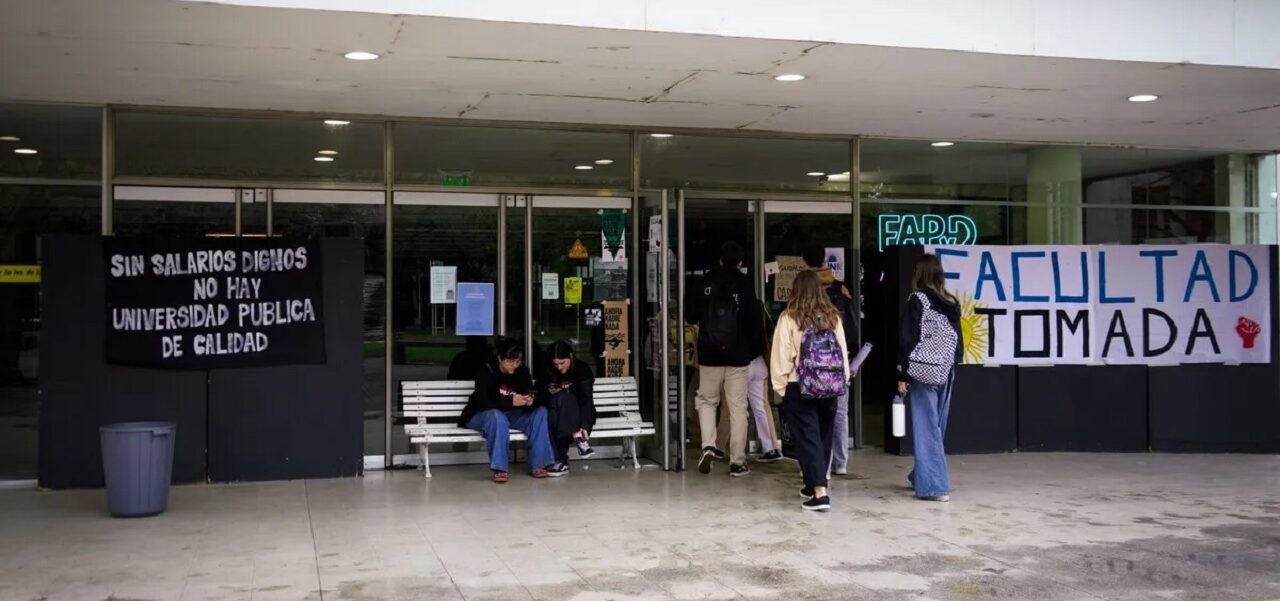 Lee más sobre el artículo Estudiantes de la UNR votaron tomar las facultades en apoyo al financiamiento universitario