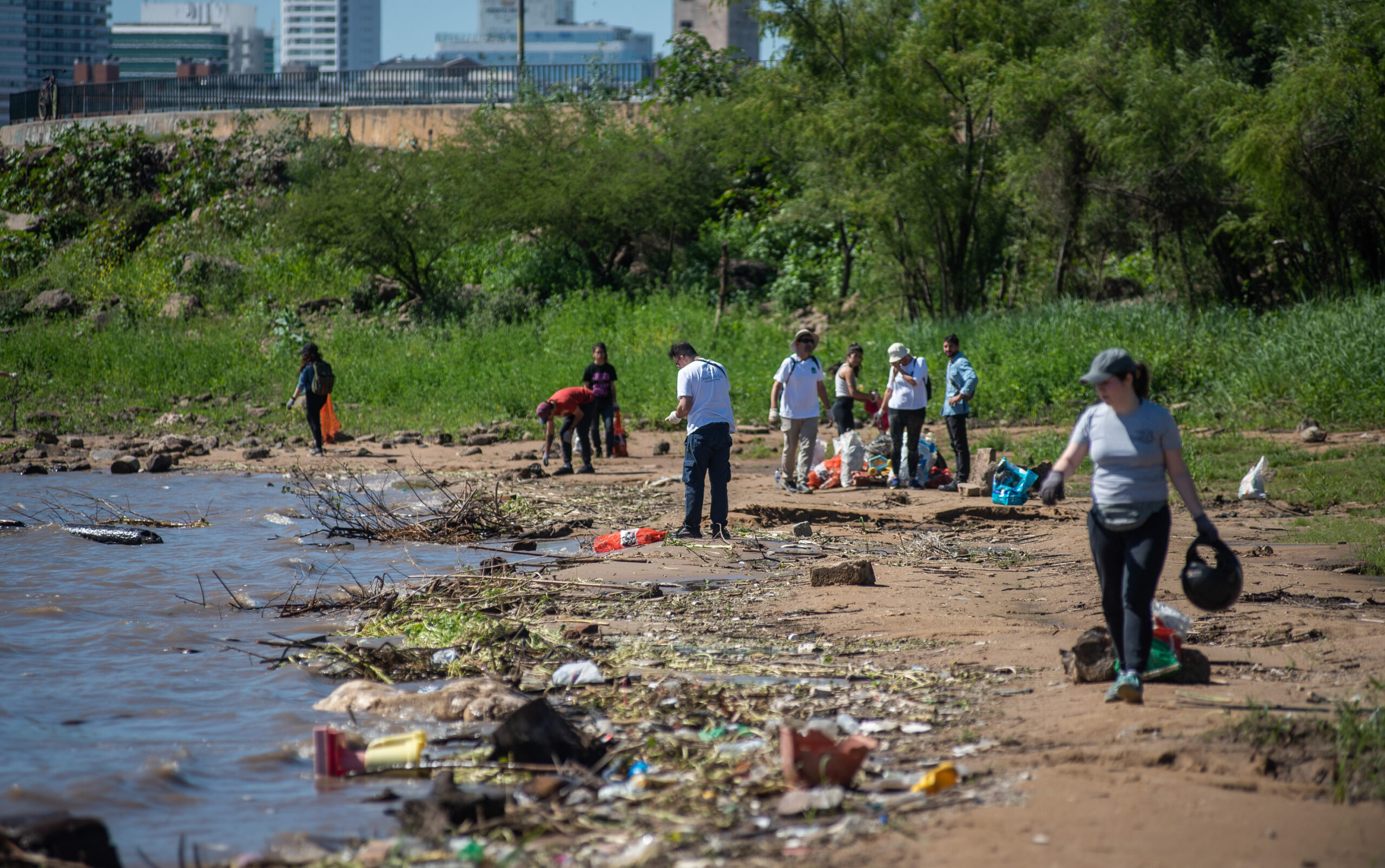 Lee más sobre el artículo Ambientalistas recolectaron más residuos en el río Paraná que en 2023