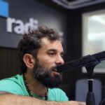 Pablo Pino pasó por Radio UNR, cantó y anticipó cuándo tocará Cielo Razzo en Rosario