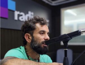 Lee más sobre el artículo Pablo Pino pasó por Radio UNR, cantó y anticipó cuándo tocará Cielo Razzo en Rosario