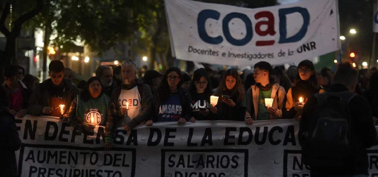 Lee más sobre el artículo Rosario marcha con antorchas en defensa de la educación pública y mejoras de presupuesto