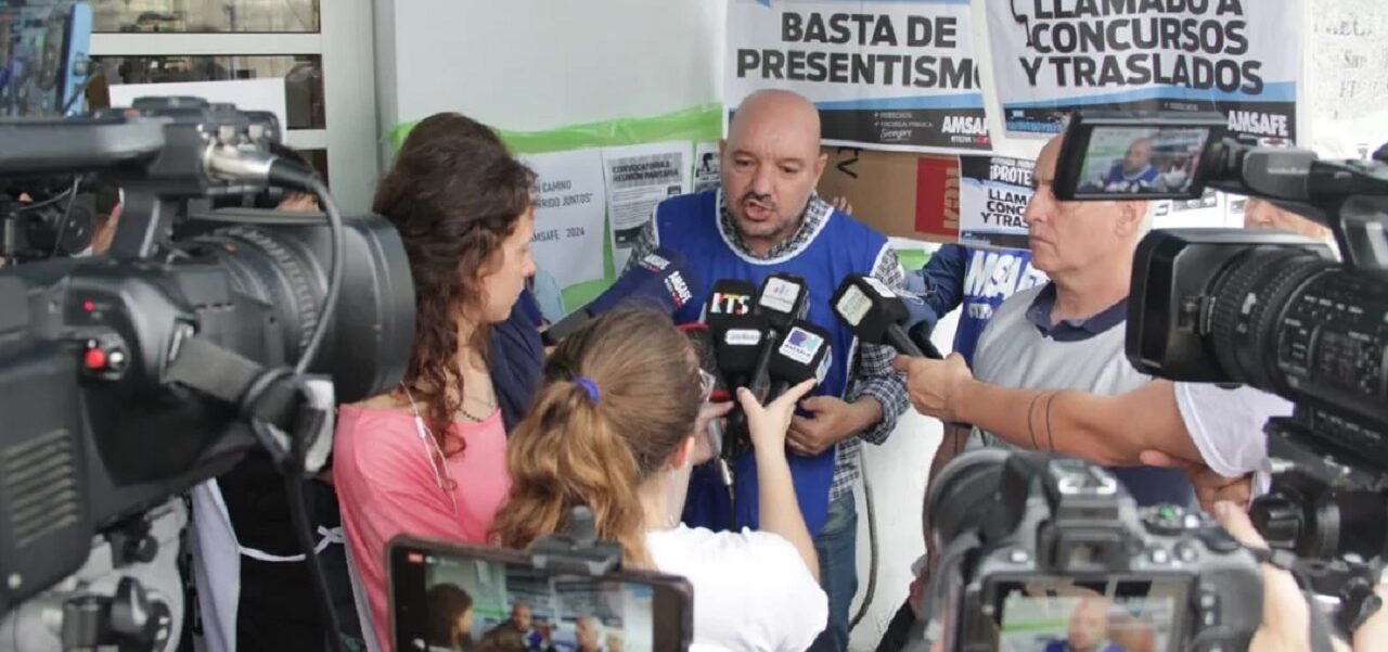 Lee más sobre el artículo Santa Fe suspende las titularizaciones docentes para 2024 y desató reclamos gremiales