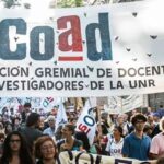 Bajo el lema “Frenemos el veto de Milei”, docentes de la UNR van al paro y concentración en la calle