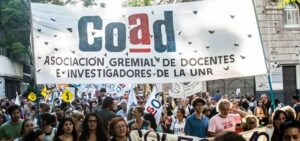 Lee más sobre el artículo Bajo el lema “Frenemos el veto de Milei”, docentes de la UNR van al paro y concentración en la calle