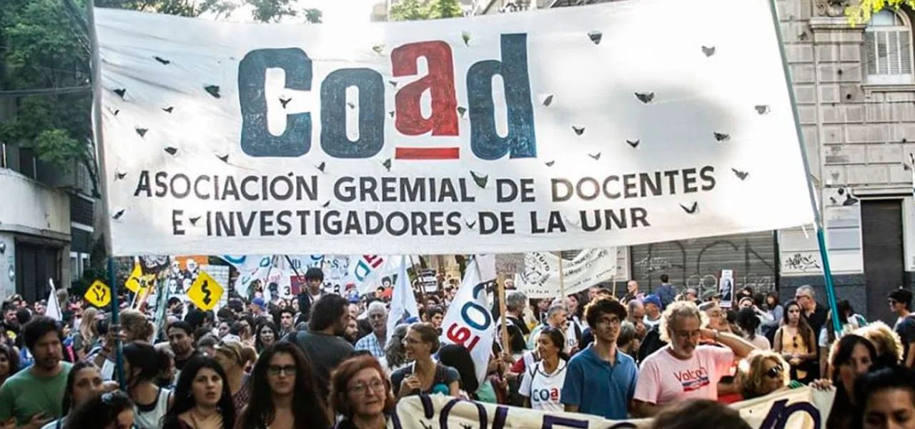 Lee más sobre el artículo Bajo el lema “Frenemos el veto de Milei”, docentes de la UNR van al paro y concentración en la calle