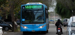 Lee más sobre el artículo El boleto de colectivo ya cuesta 1.200 pesos y se actualizan tarifas de transporte y estacionamiento