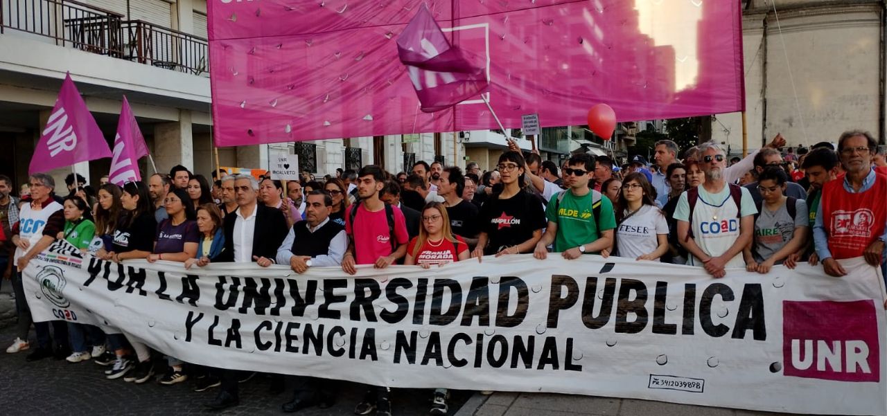 Lee más sobre el artículo Marcha Federal Universitaria: Multitudinaria movilización en Rosario