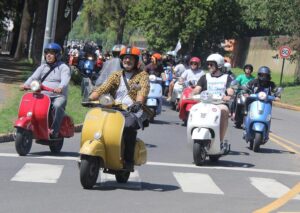 Lee más sobre el artículo Rosario se llenará de Motos Vespa a beneficio de Cáritas