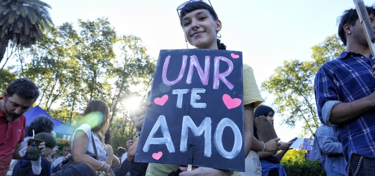 Lee más sobre el artículo Estudiantes de la UNR se reúnen y definen “cómo continúa la lucha”