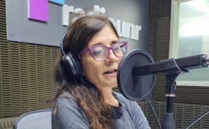 Lee más sobre el artículo Laura Vilche presentó “Uno, dos, tres: propuestas para leer y contar a las infancias”