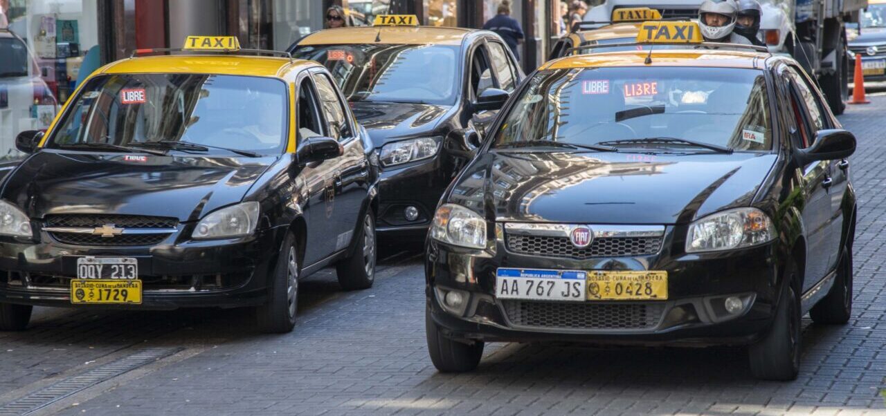 Lee más sobre el artículo Taxistas proponen un “mapa de calor” para modernizar el sistema y el Ejecutivo busca reducir costos