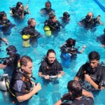 Novedoso curso de buceo en el gimnasio de la UNR