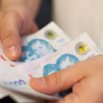 El salario mínimo en Argentina llegará a $296.832 en marzo de 2025 tras ajustes escalonados
