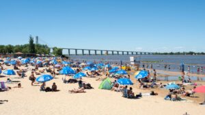 Lee más sobre el artículo Vacaciones en Rosario: cómo disfrutar el verano en la playa junto al río Paraná