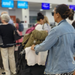 Milei extiende el impuesto al turismo: los viajes al exterior seguirán gravados hasta 2027