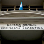 El Banco Central mediante una normativa habilitará compras en dólares con tarjeta de débito