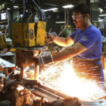 La industria pyme cerró 2024 con una caída del 9,8% y marcó un repunte aislado en diciembre